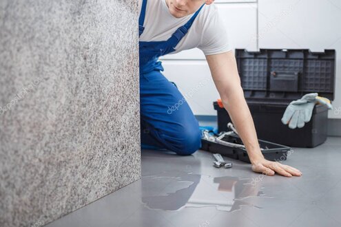 Suche nach Hydraulikleck in einer Werkstatt