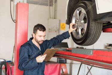 Techniker führt eine Wartung an einer Hebebühne durch