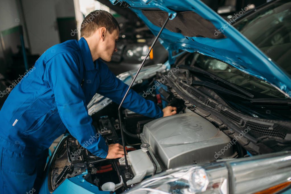 Techniker führt Sicht- und Funktionsprüfung an Hebebühne durch