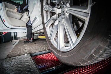 Kalibrierung an einem Bremsprüfstand in der Werkstatt