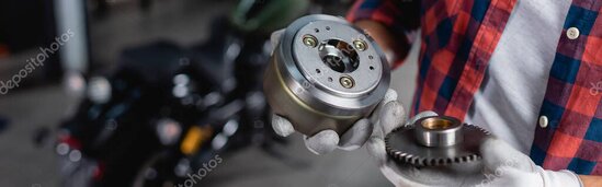 Sortierte Ersatzteile in Werkstattregalen